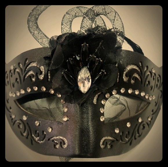 👁 Vintage Styled Veiled Masquerade Mask - Picture 2 of 6